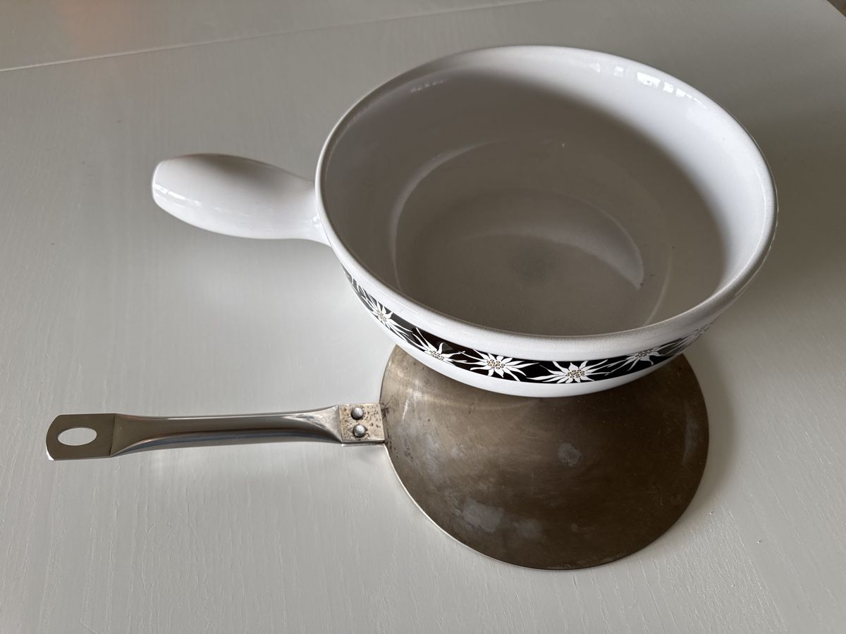 Küchengeräte: Fondue-Caquelon (ohne Induktionsplatte) – Gebraucht aus Basel von R__Mueller