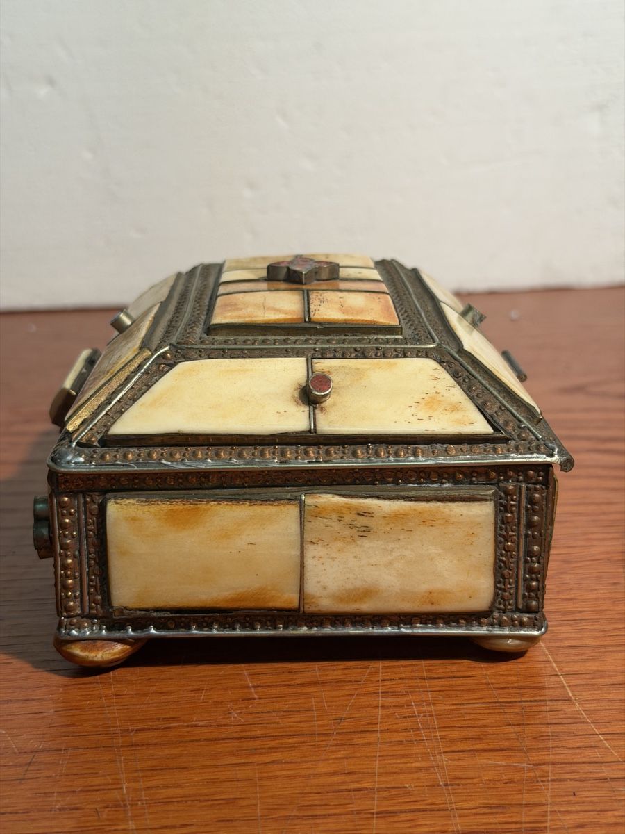 Cassapanche: Vintage Bone Inlay Box Decorative Item Morrocan – Usato da Lausanne venduto da vas_mbk2 1