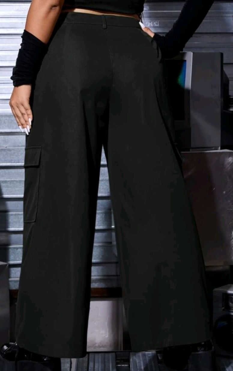 Pantaloni: Pantalon Cargo Noir, taille 46 – Usato da Lausanne venduto da Cassandra11 2