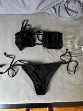 Schwarzer Bikini mit Rüschen - Sommer, Sonne, Badespass!