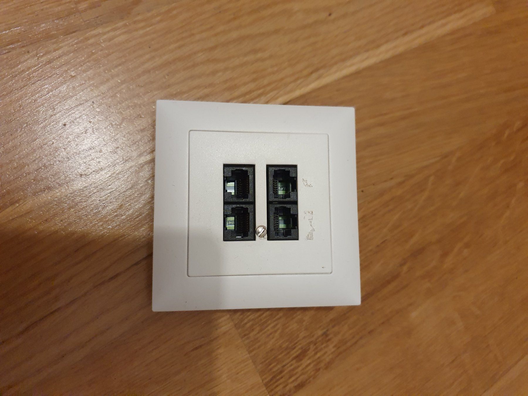 Feller Spine: Telefonsteckdose 4xRJ45 – Usato da Grüt (Gossau ZH) venduto da Dimitrius13