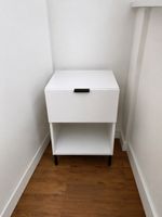Nachttisch weiss mit Schublade und offener Ablage 