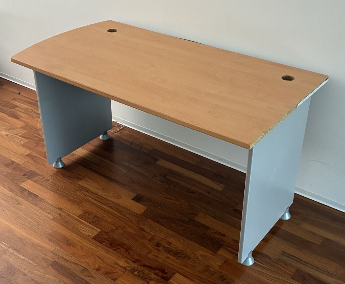 Schreibtische: Wooden Desk – Gebraucht aus Zürich von den_8tyy
