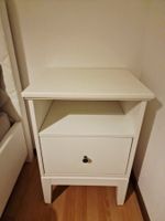 Nachttisch in Weiss 47.5cm h x 47cm b x 40cm t - wie neu