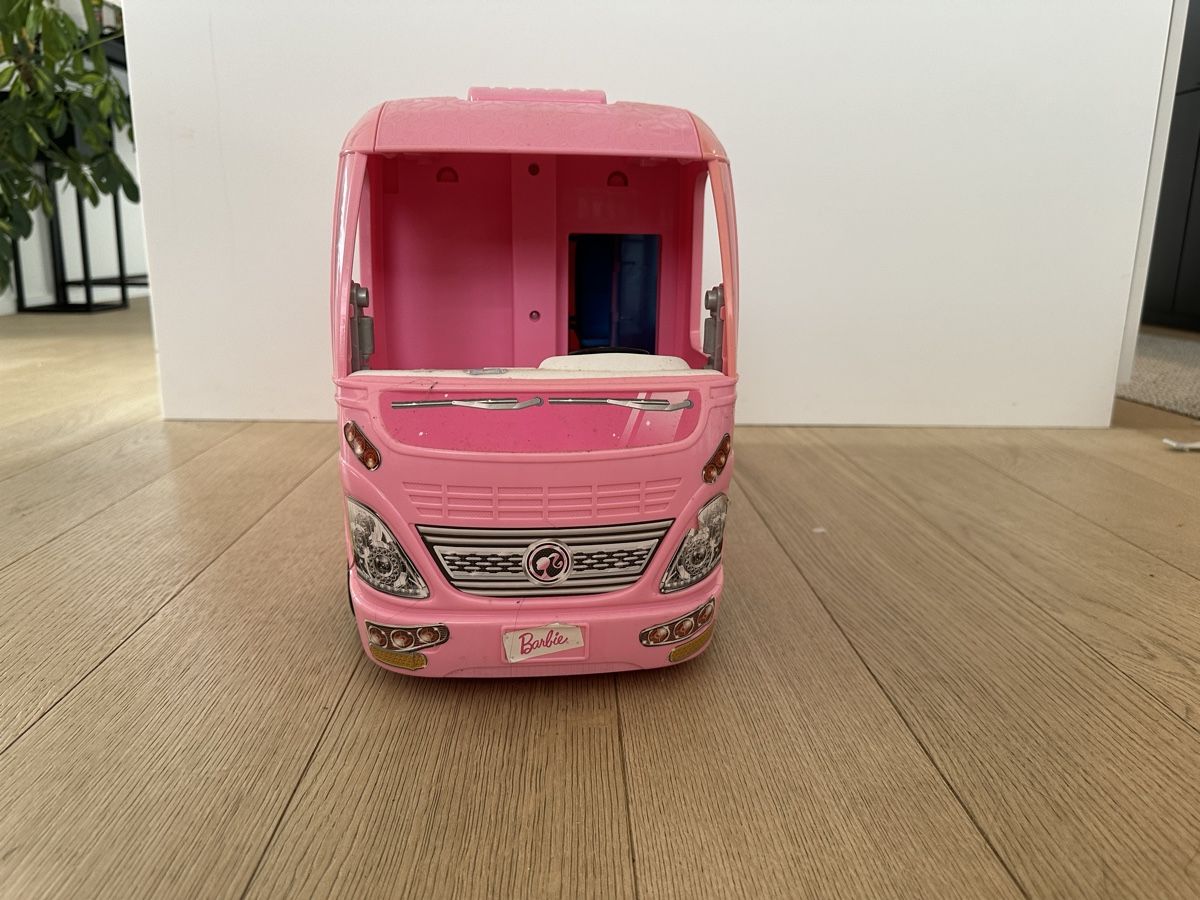 Spielzeuge: Pink Barbie Campervan (mit Barbie) – Gebraucht aus Wettingen von  2