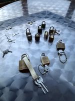Lot de cadenas divers avec clés, marques variées, divers