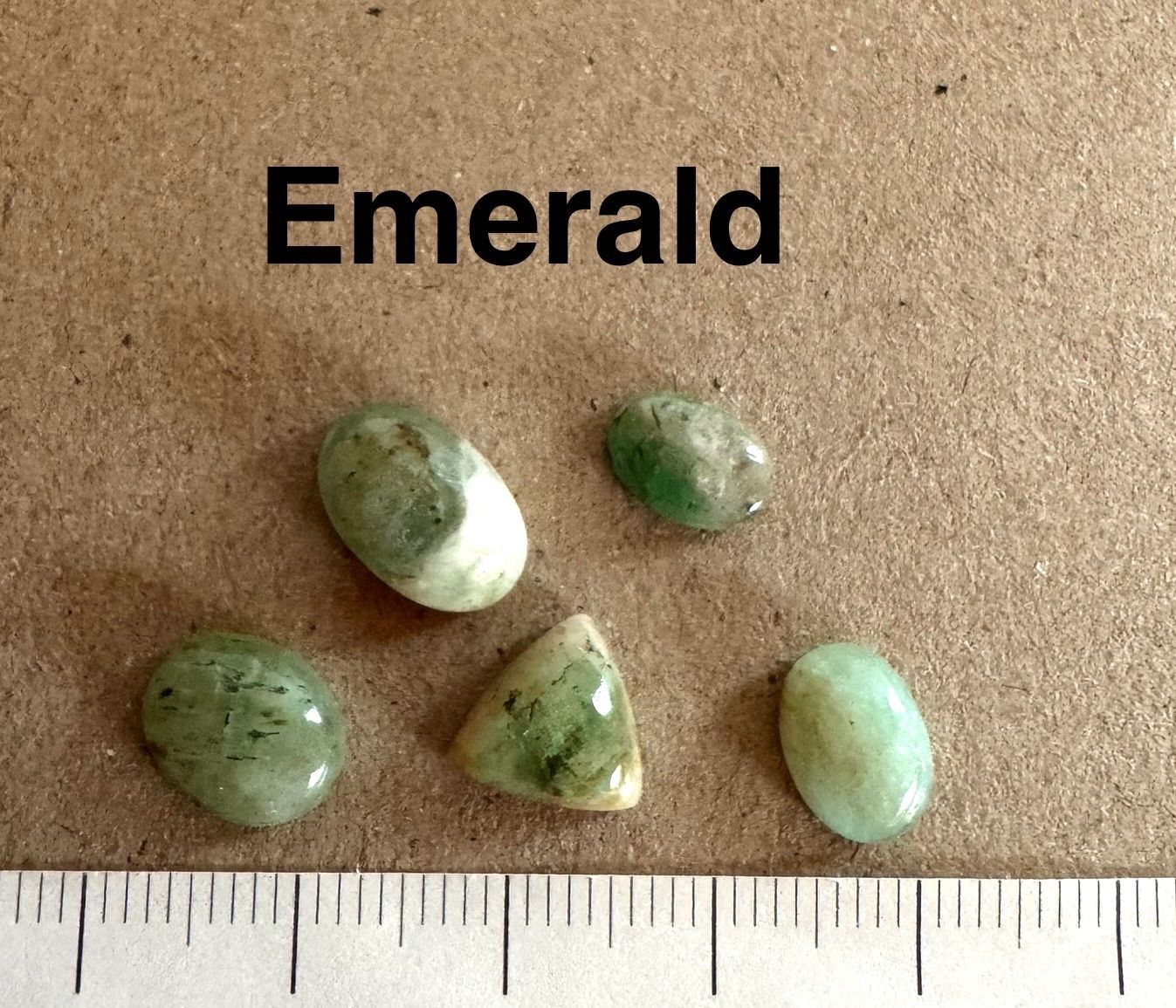 Pietre preziose: 5 schöne Smaragd Emerald Cabochons     UNIKATE – Nuovo e nell'imballaggio originale da Leuggern venduto da gemshow