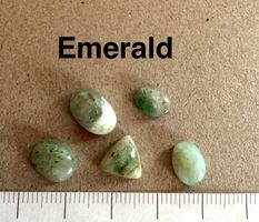 5 schöne Smaragd Emerald Cabochons     UNIKATE