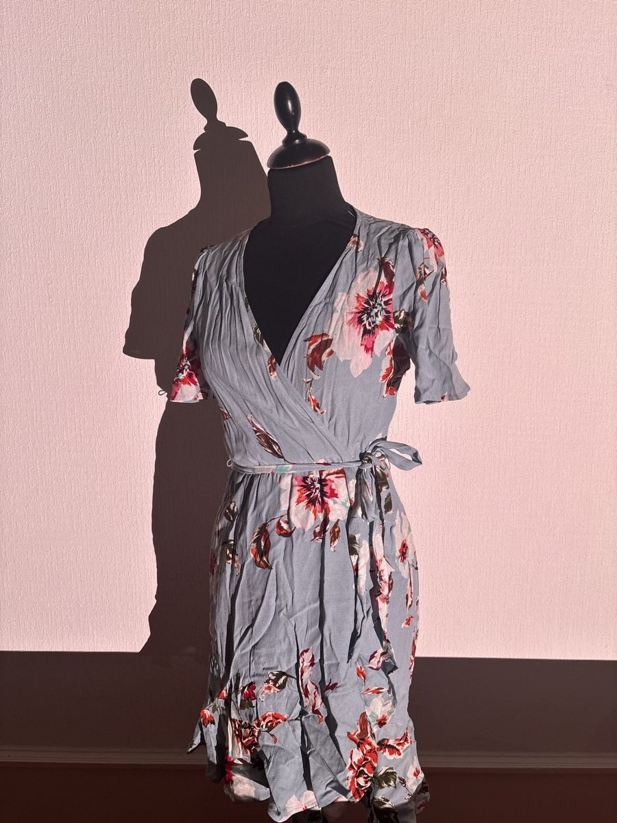 Robes: Robe cache cœur bleu à fleur  – D'occasion à Lausanne par zoe_9b9v