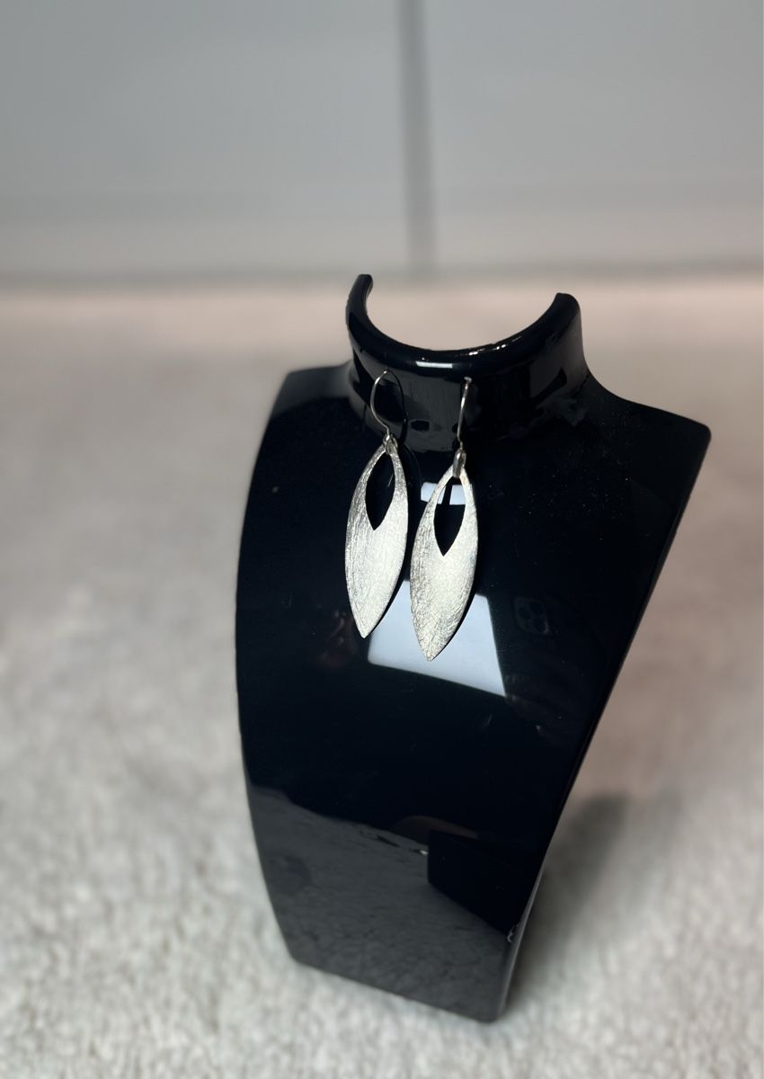 Ohrringe & -stecker: Boucles d'oreilles argentées modernes – Gebraucht aus Chenens von anasantos90
