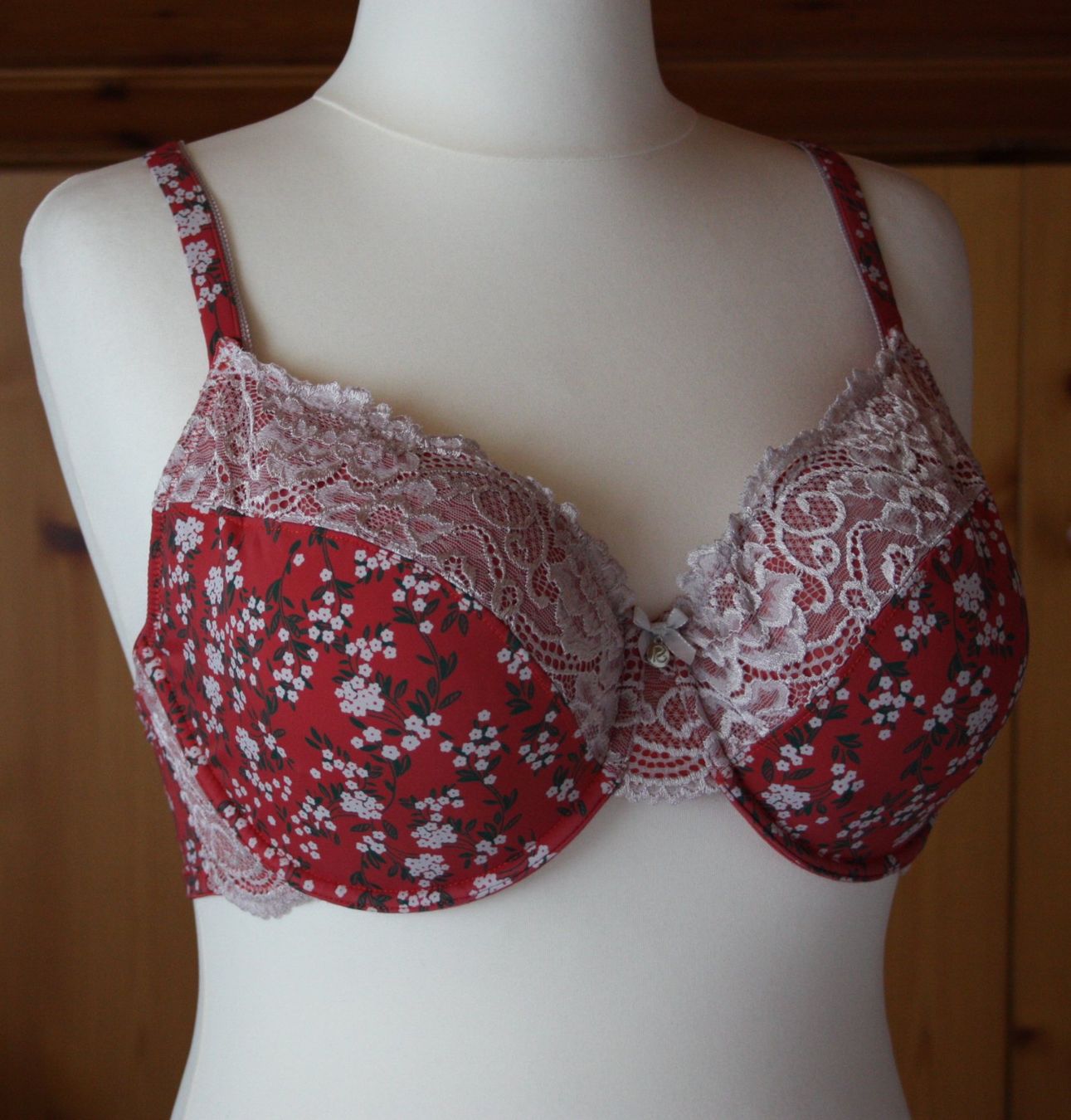 Altra biancheria intima: BH rost-bunt 85DD (11) – Usato da Flüelen venduto da Diversicum-Curvy 1