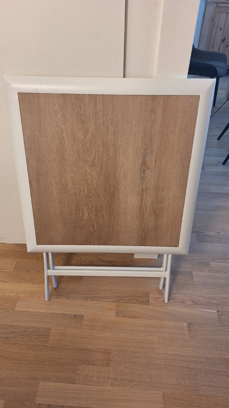 Tables: Table d'appoint pliante imitation bois bon état – Neuf (Voir description) à Meyrin par Alexdragon 1