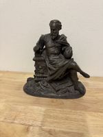 Skulptur Gelehrter Metall sitzend beschädigt antik