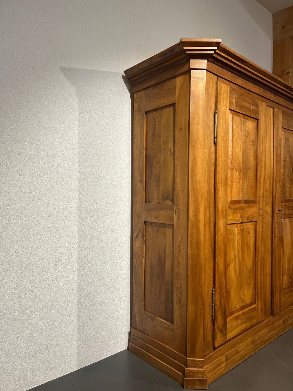 Schränke: Schrank Antik Nussbaum massiv restauriert – Gebraucht aus Kloten von bilgeri01 2