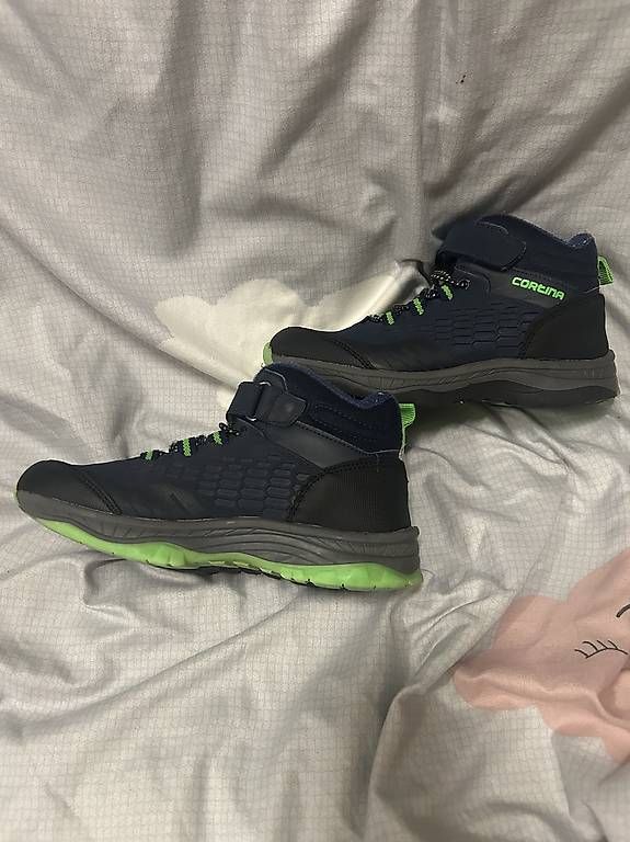 Scarpe per ragazzi: Scarponcini da trekking nr 32 – Usato da Balerna venduto da Mara.B. 2