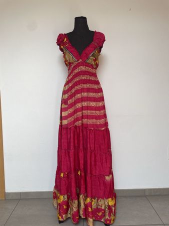 Extralanges Maxistufenkleid aus Seide