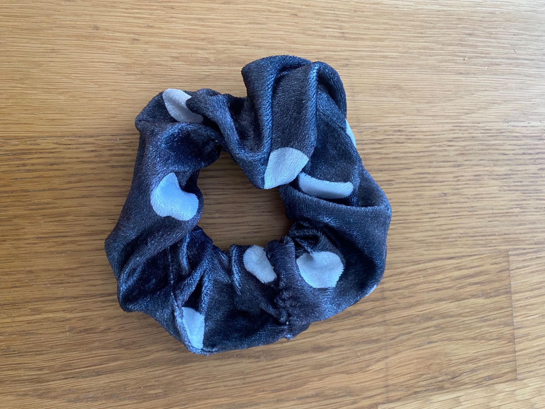 Accessori per capelli: Scrunchie grau mit weissen Punkten – Nuovo (secondo la descrizione) da Riedholz venduto da lenibeni03