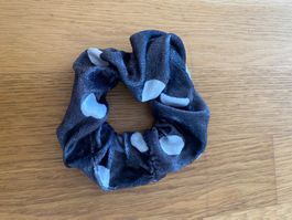 Scrunchie grau mit weissen Punkten