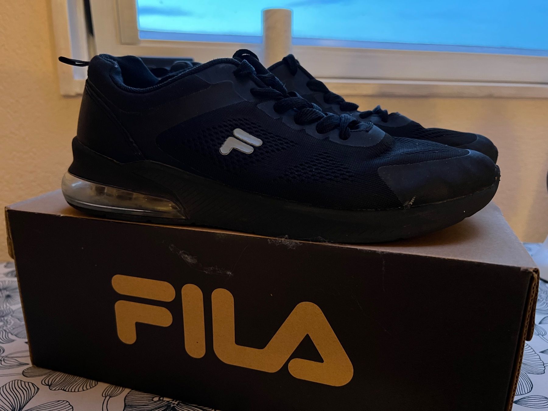 Fila Scarpe da uomo: Chaussure Fila 43 – Usato da Savagnier venduto da Pivovar2