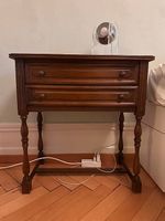 Eleganter Nachttisch - Massivholz 66x39x70