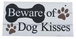 BEWARE OF DOG KISSES  - Holzschild  (neu/OVP)