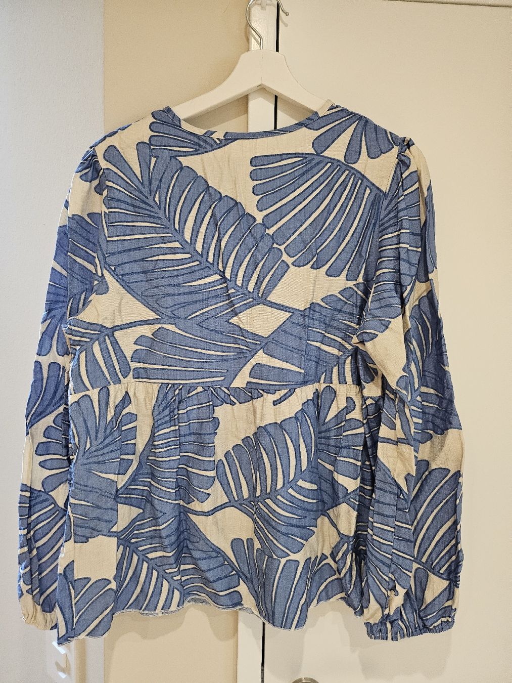 Camicette: lockere Bluse mit Blättermotiv ca. gr. 38/40 – Usato da Allschwil venduto da na.wi.90 1