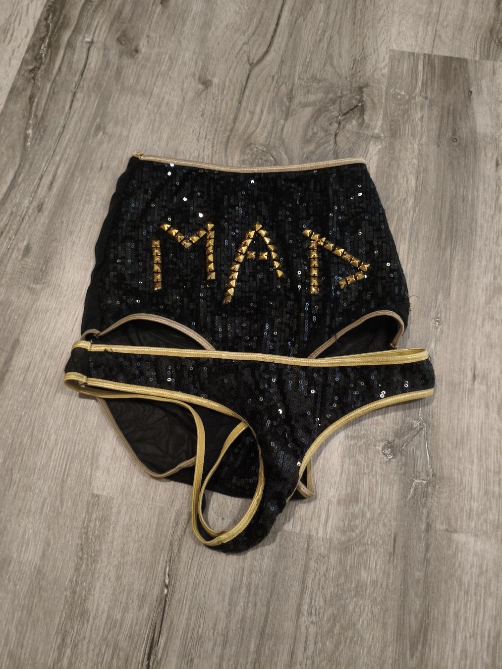 Altra biancheria intima: Set intimo nero con paillettes e borchie dorate – Usato da Bioggio venduto da OresteIronix 1