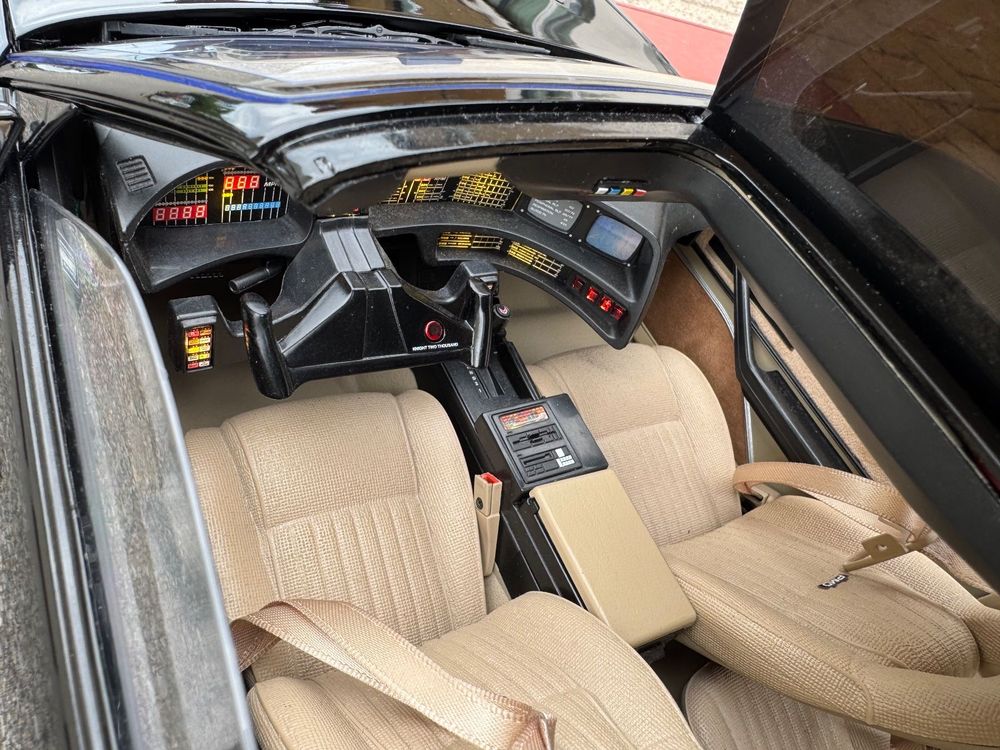 Knight Rider K.I.T.T. 1/8 mit original Uhr und Vitrine (Neu (gemäss ...