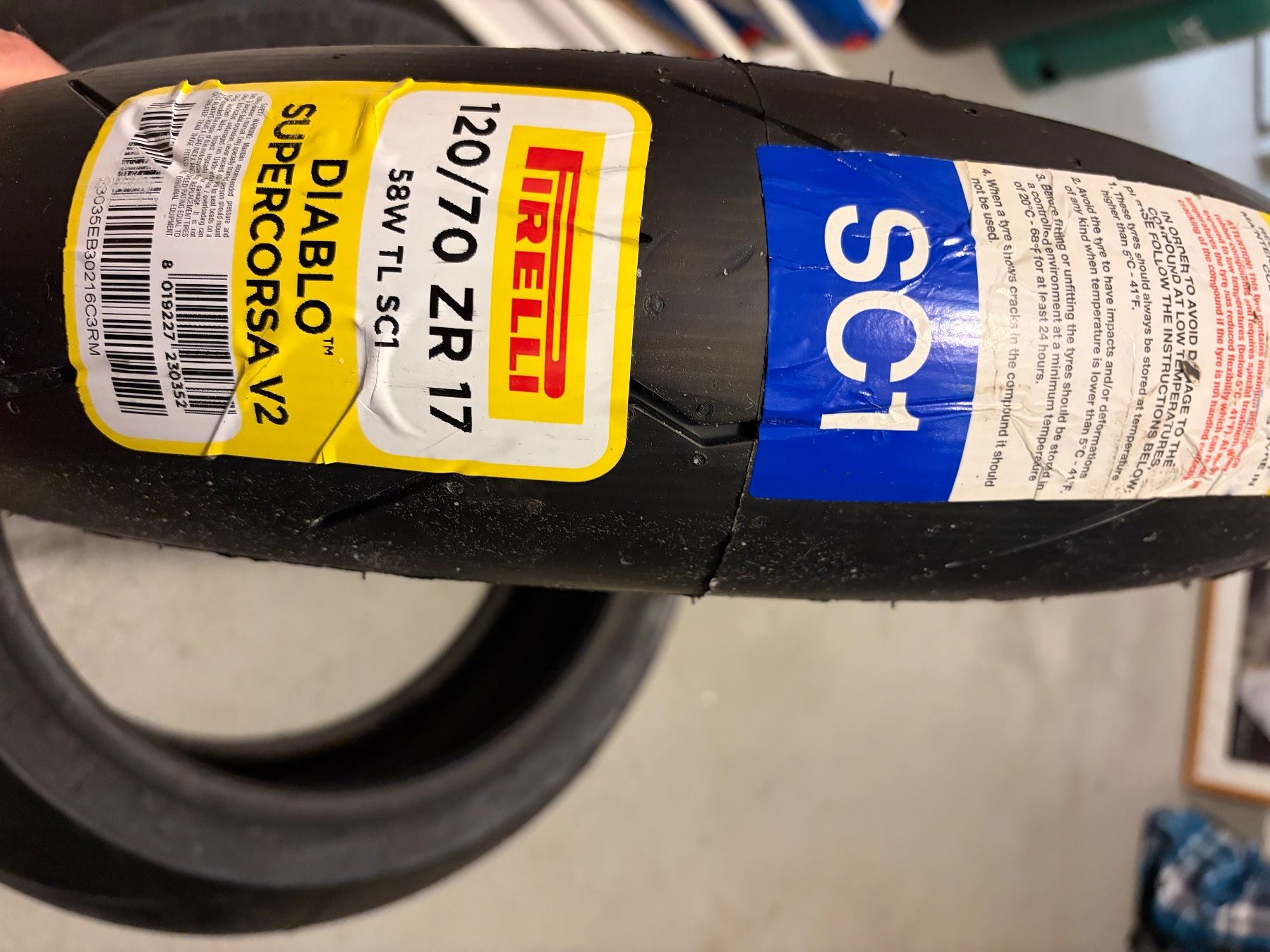 Pirelli Pneus & Roues: Pneus Pirelli diablo supercorsa v2 – D'occasion à Aarau par ros_kmb5 5