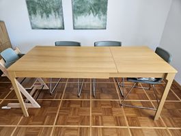 Ausziehbarer Esstisch in Eichenfurnier