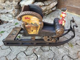 Antiker Holzschlitten mit Schnitzereien