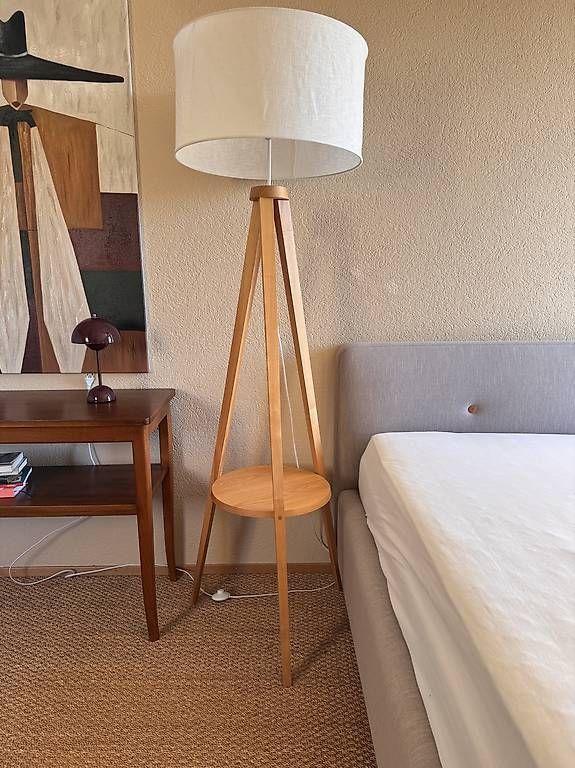 Lampade: Stehleuchte Eiche mit Lampenschirm weiss – Usato da Rueschlikon venduto da nomee