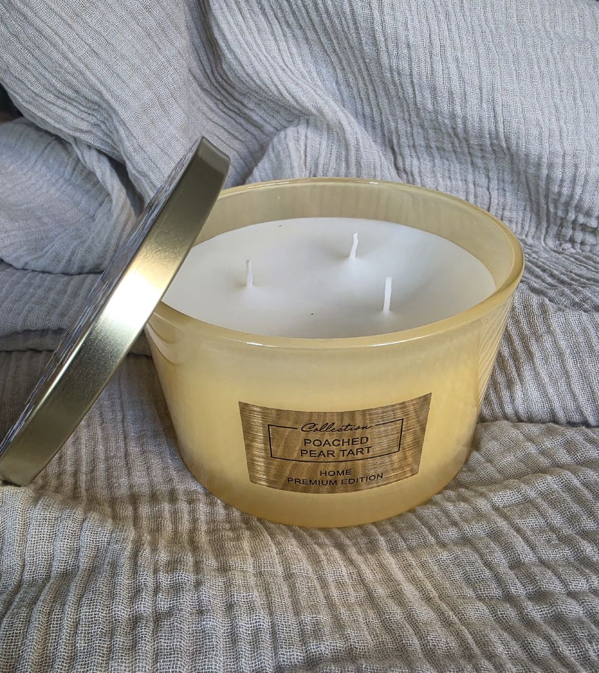 Candele: Duftkerze hellgelb mit Blumen Print Deckel 3 Dochte  – Nuovo e nell'imballaggio originale da Zürich venduto da ZH-Vintage