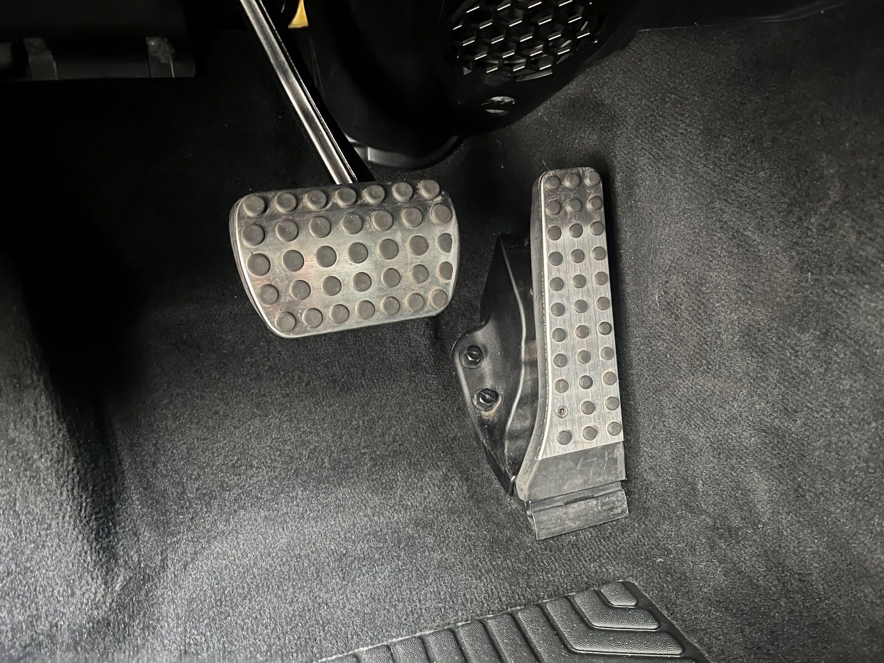 Mercedes-Benz Tutti pezzi di ricambio auto: Mercedes Fusspedalabdeckung – Usato da Uster venduto da r_mendes