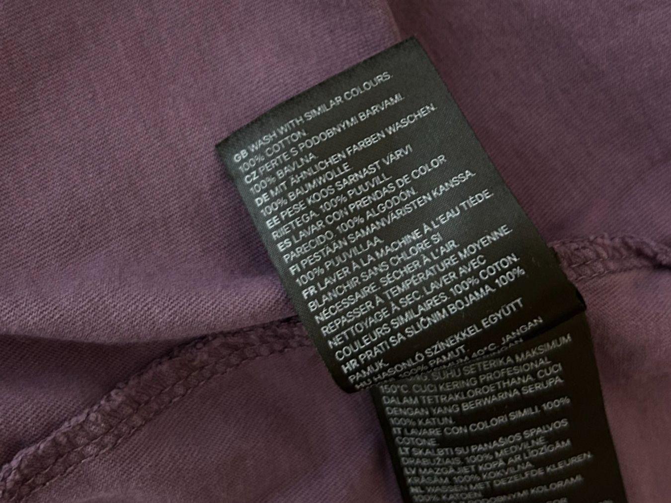 H&M T-shirt: H&M V-Neck T-Shirt – Usato da St. Gallen venduto da look-twice 5