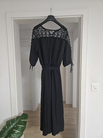Schwarzes Kleid mit Spitze
