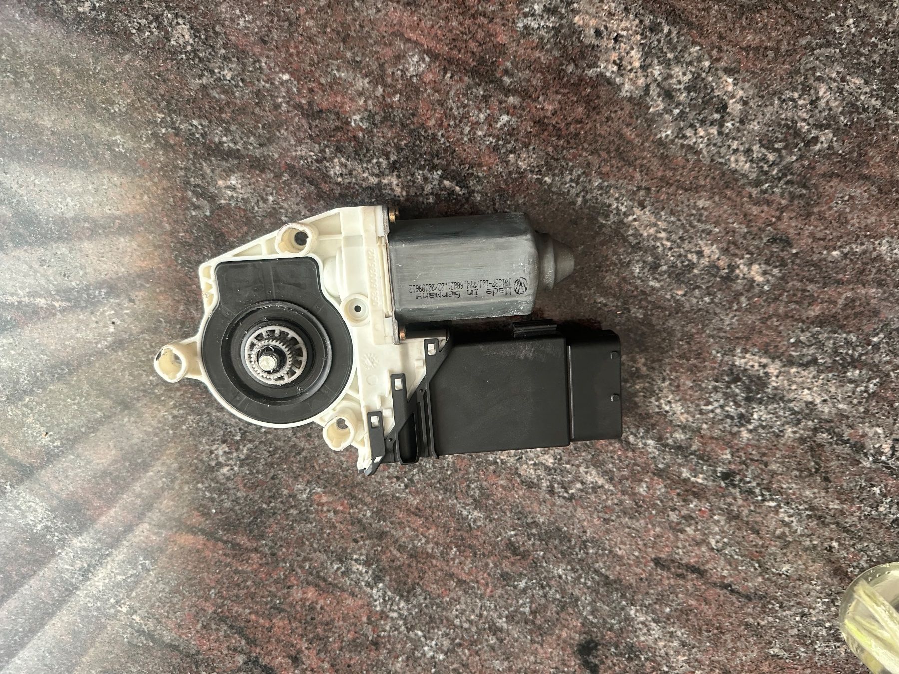 Volkswagen Alle Autoersatzteile: Fensterhebermotor – Gebraucht aus Cham von Valentin.S 1
