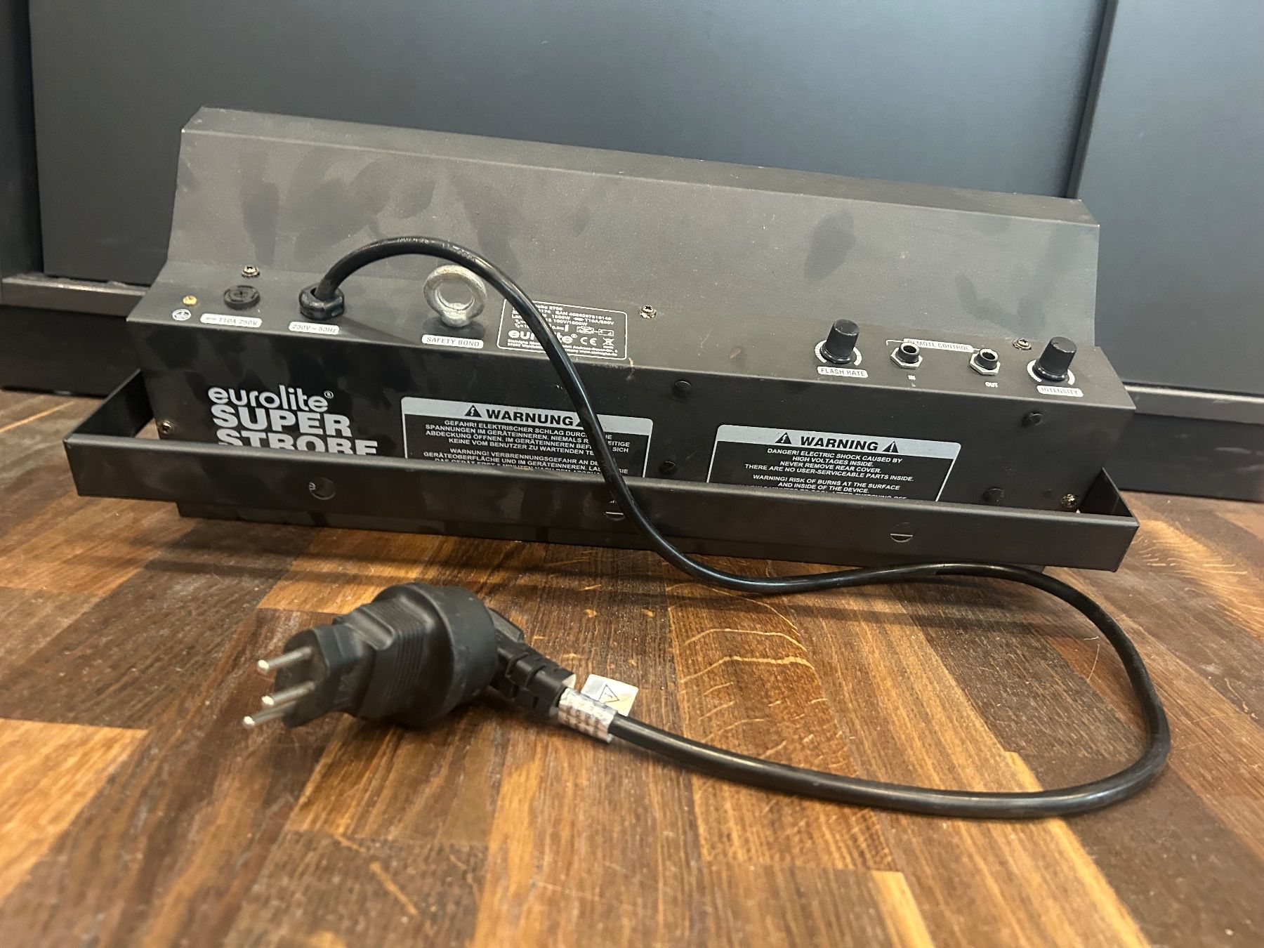 Lampade: Eurolite DMX Superstrobe 2700 – Usato da Effretikon venduto da lichtundmusik_GmbH 2