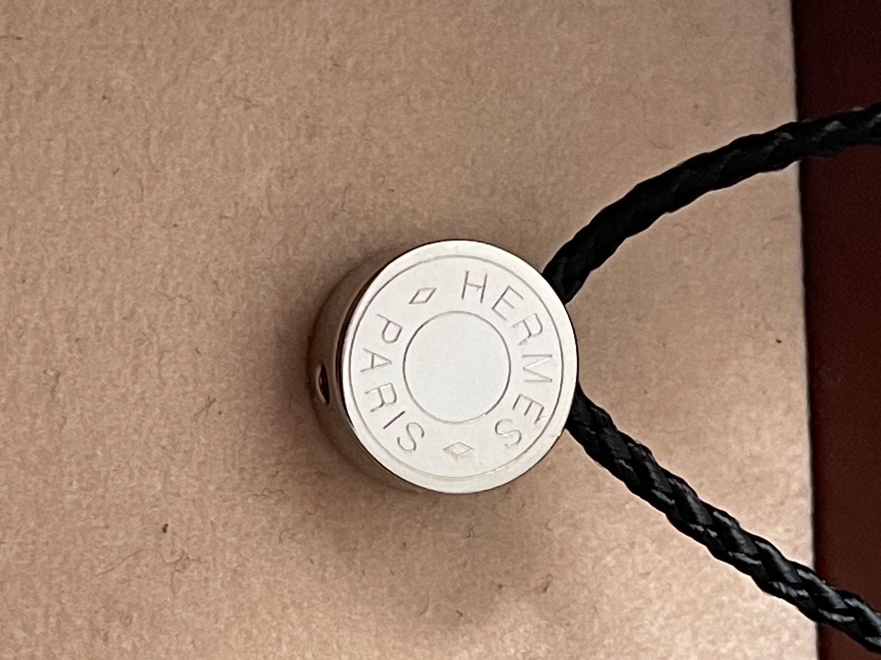 Hermès Ciondoli: Pendentif Hermès clou de selle – Usato da Neuchatel venduto da mar_9blm 1