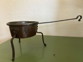 Antike Kochpfanne mit langem Stiel und drei Beinen Kupfer