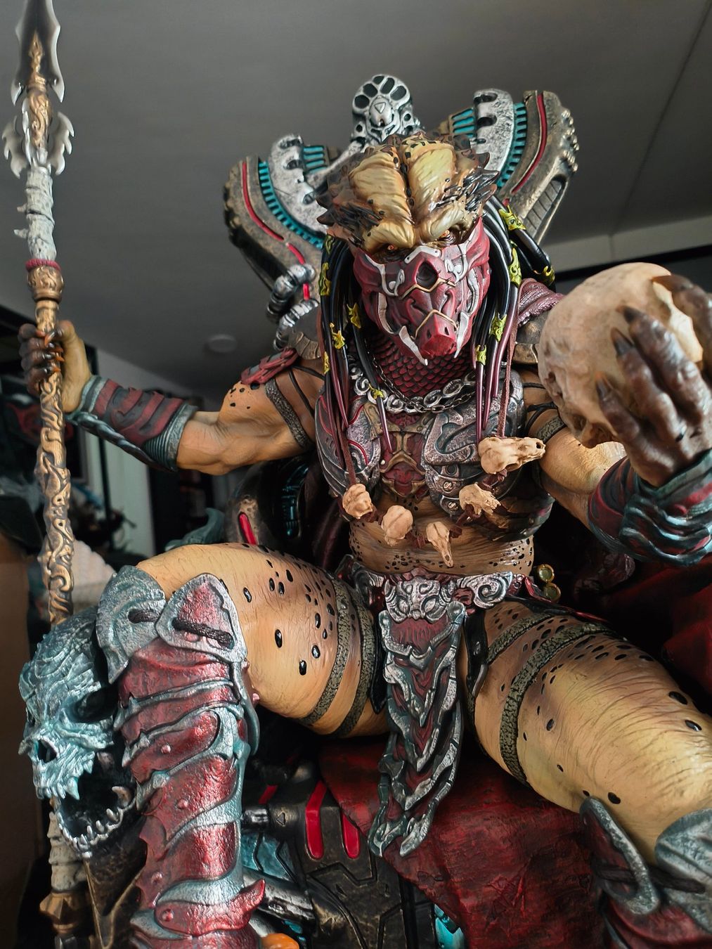 Figuren: Predator King On Throne – Gebraucht aus Niederrohrdorf von elwey
