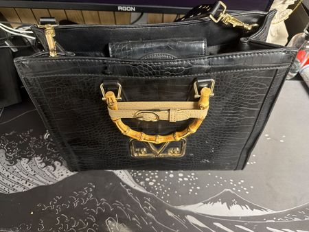 Borsa a mano nera effetto coccodrillo V 1969 Italia