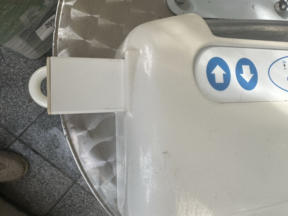 Attrezzature mediche: IDUMO Badewannen-Lift – Usato da Münchenstein venduto da Colo52 2