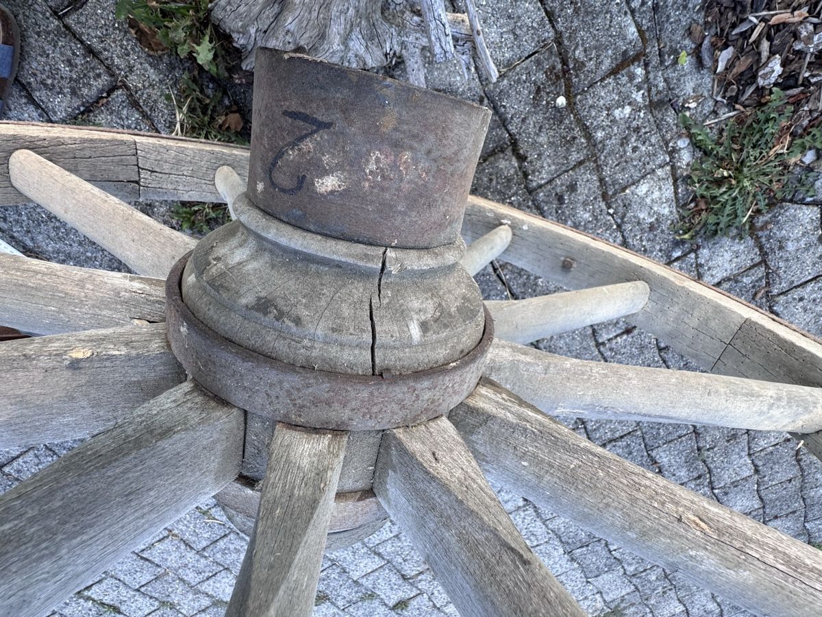 Pneus & Roues: Wagenrad Holz mit Eisenring 97 cm Durchmesser  – D'occasion à Niederbüren par Oetschli 7