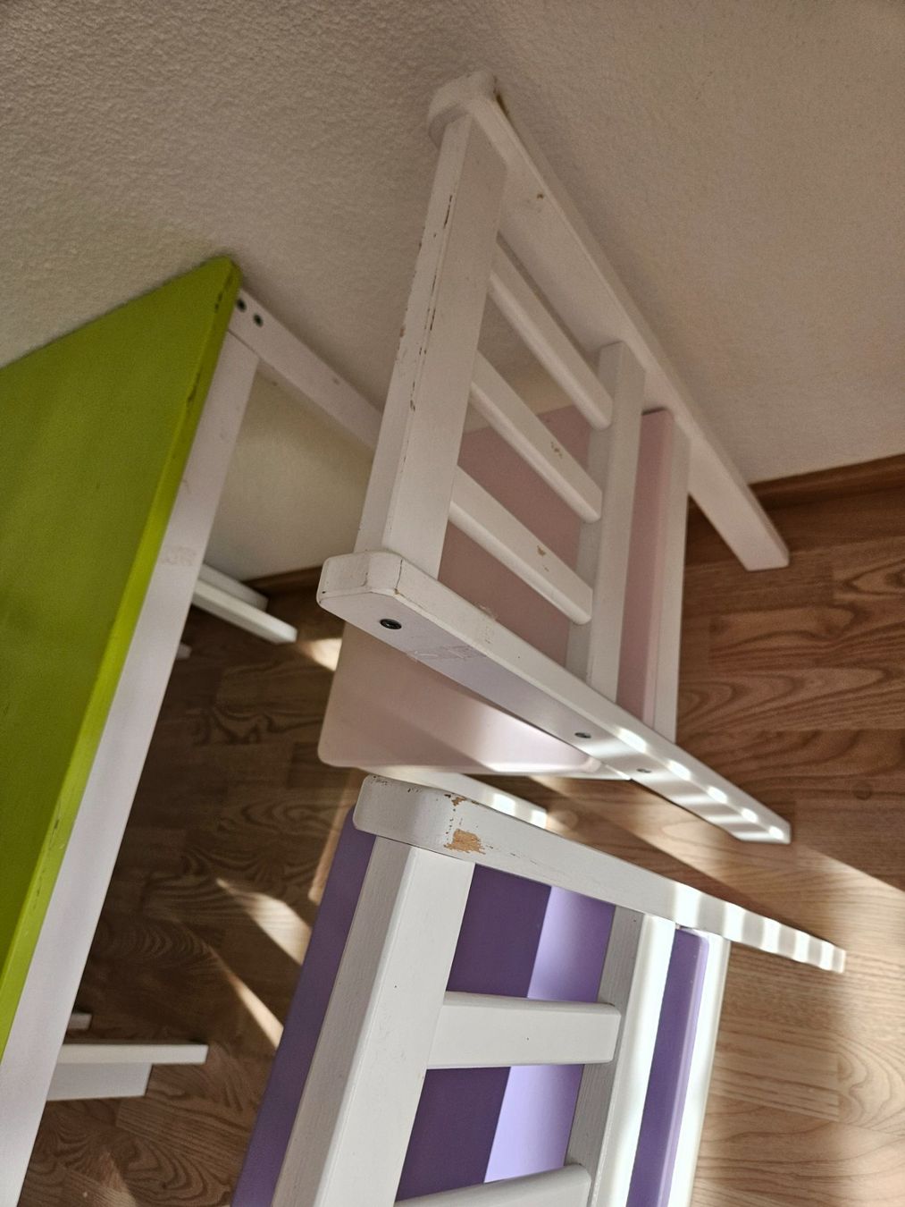 Set di tavolo e panche: Kindertisch mit 2 Stühlen und einer Bank – Usato da Unterägeri venduto da Sleepbear 4
