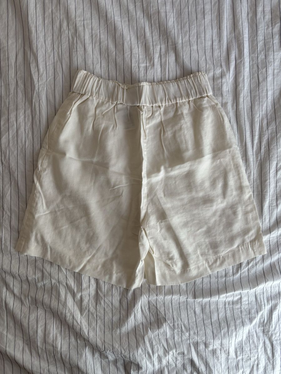 H&M Pantaloni: Female H&M light white shorts with lining S  – Usato da Villard-sur-Chamby venduto da kamila_1024 1