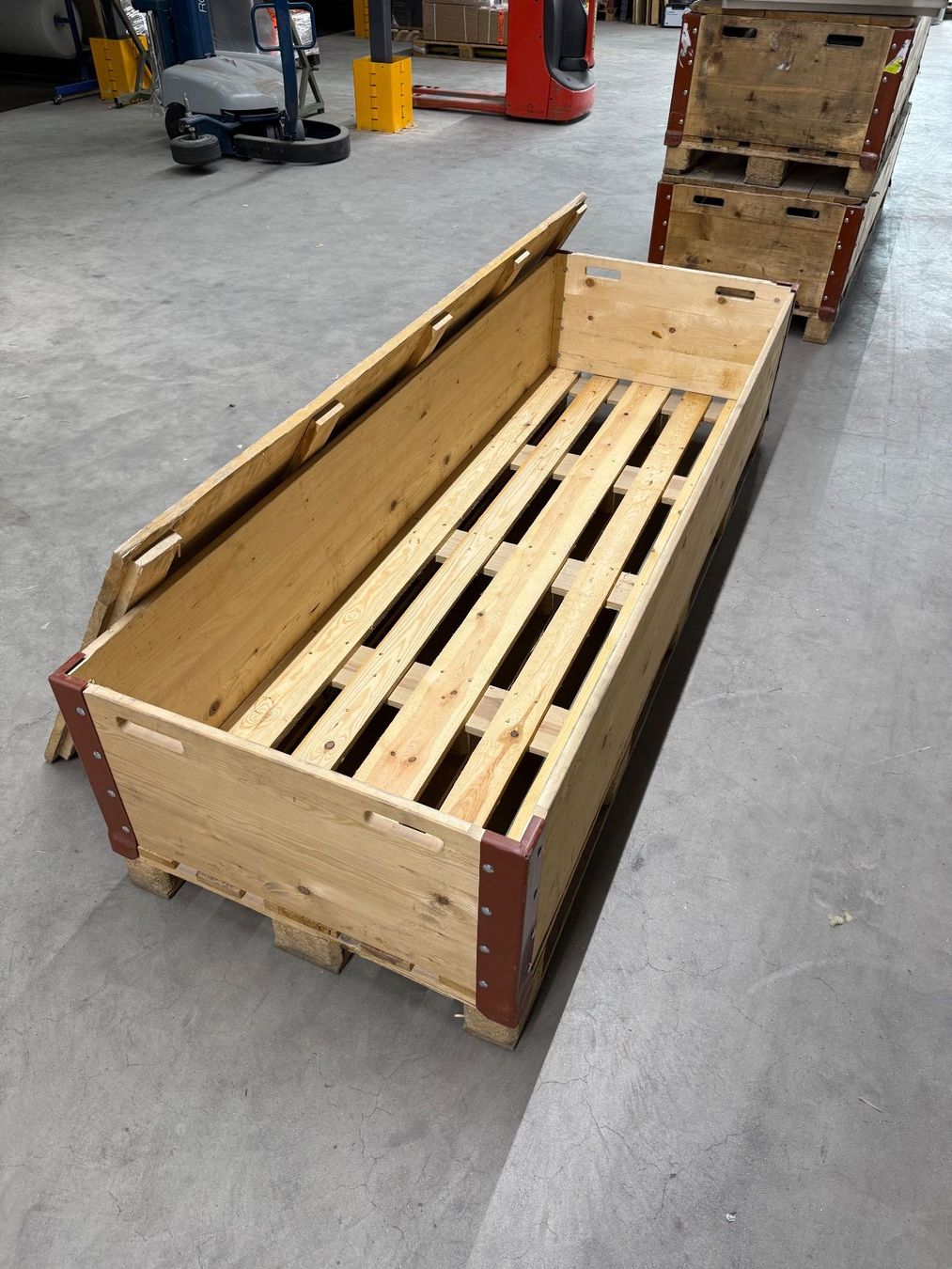 Palettes: Grosse Holzpalette mit Rahmen und Deckel – D'occasion à Liestal par T-Bazar 5