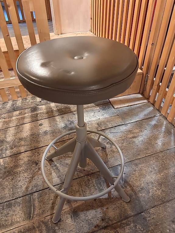Ikea Sgabelli: IKEA TROLLBERGET Aktiv-Hocker  Echtleder Beige – Usato da Luzern venduto da jen_h292 1