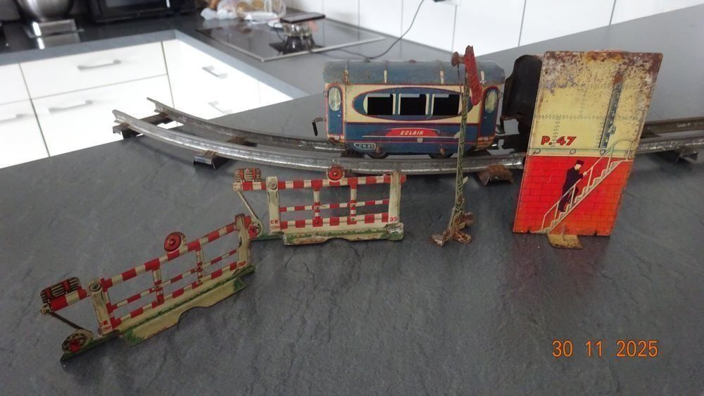 Modellini di ferrovie: CR Charles Rossignol train à clé année 30 avec accessoires – Usato da Bassecourt venduto da maxibog 4