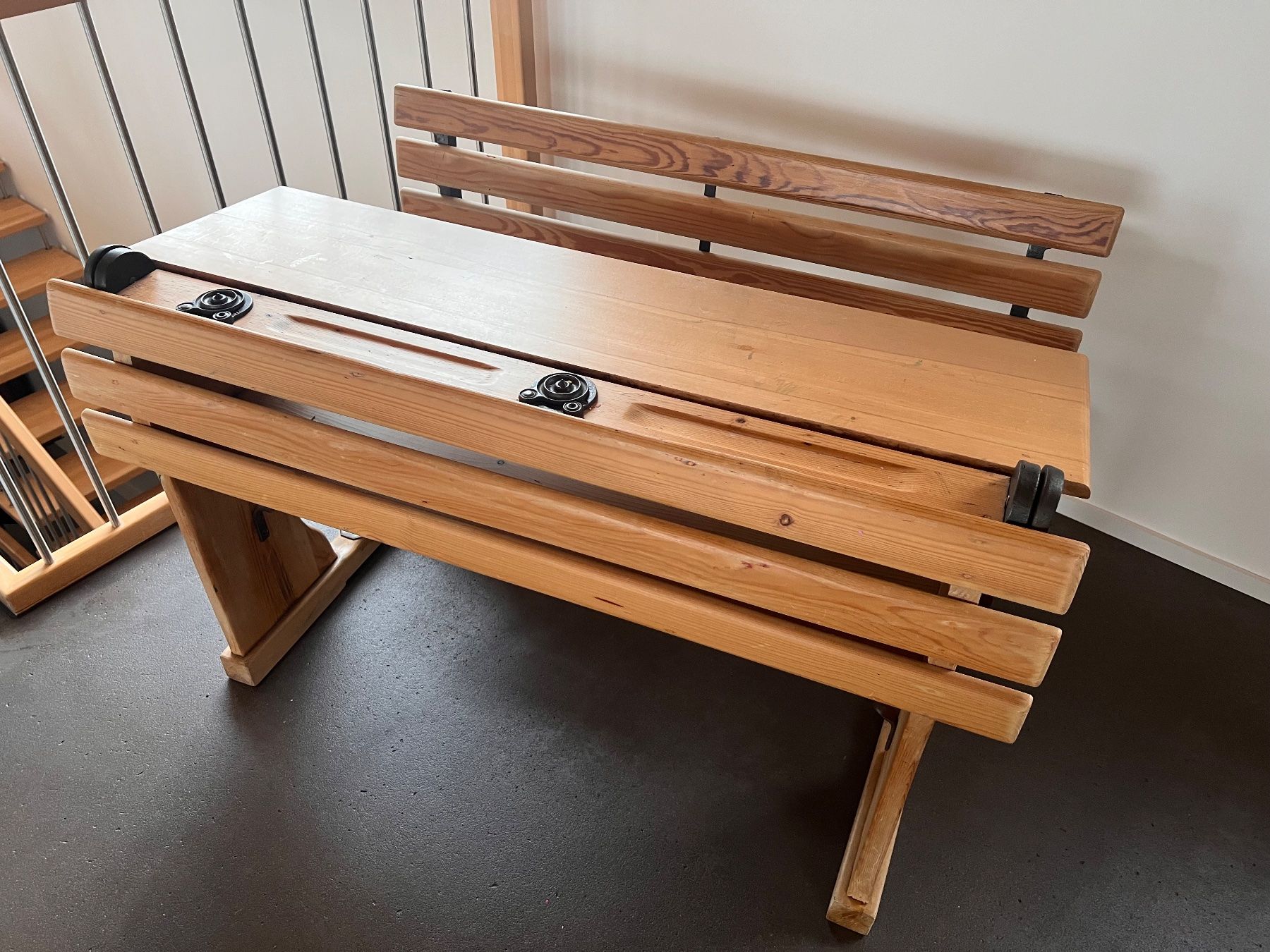Schreibtische: Antikes Kinderpult, Schulpult – Gebraucht aus Halten von enilin